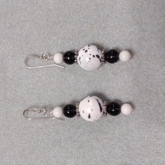 Black and white necklace and earring set - Picture 4 of 4
